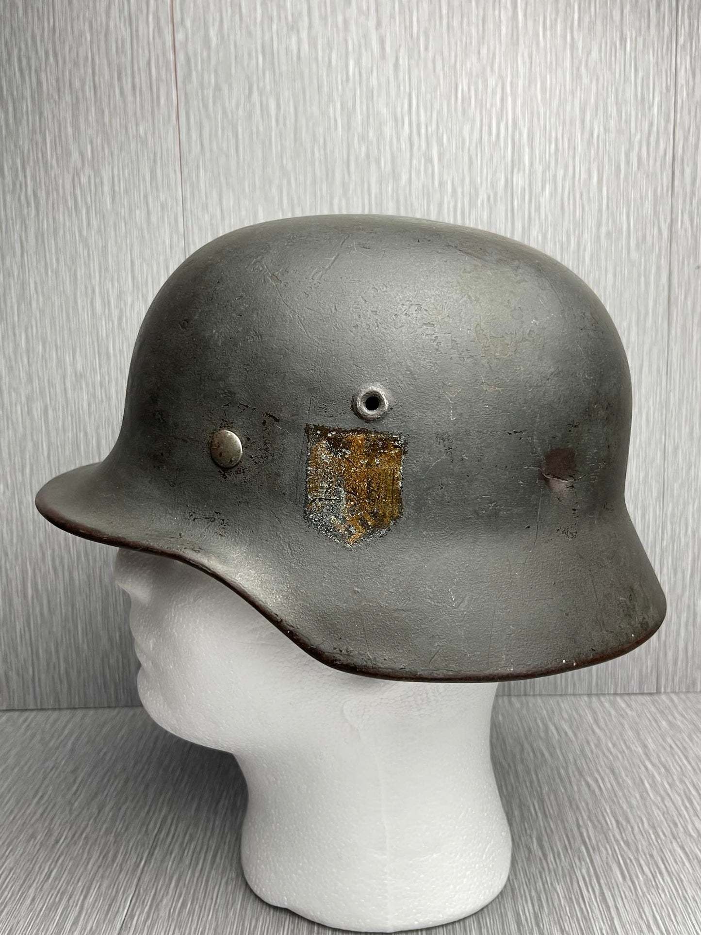 GERMAN WW2 KRIEGSMARINE M40 COMBAT HELMET SHIP GREY CAMO OVERPAINT EF64 NAMED /W BULLET DAMAGE