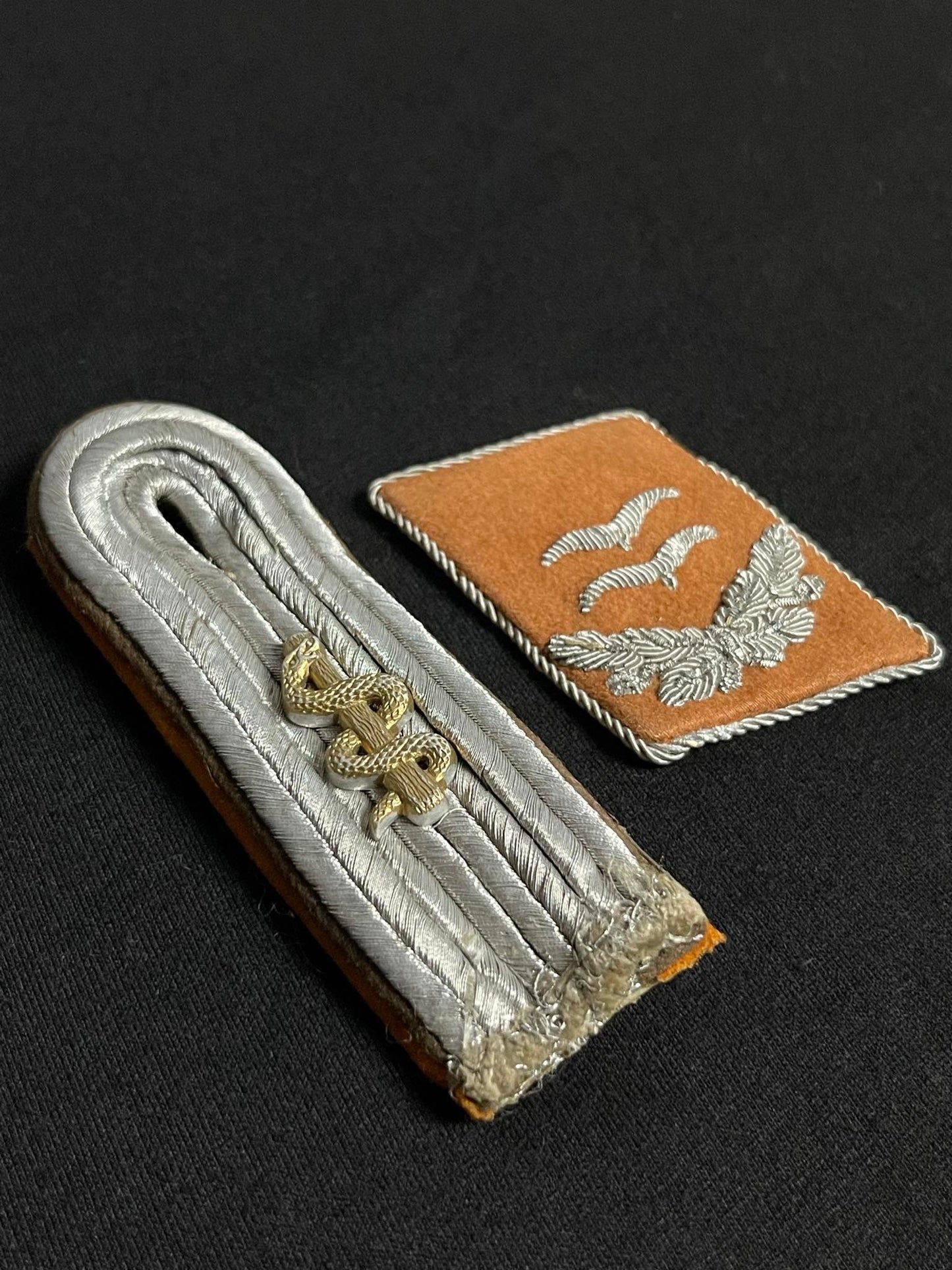 GERMAN WW2 FELDPOLIZEI LEUTNANT SINGLE SHOULDER BOARD & LUFTWAFFE SIGNALS OBERLEUTNANT COLLAR TAB