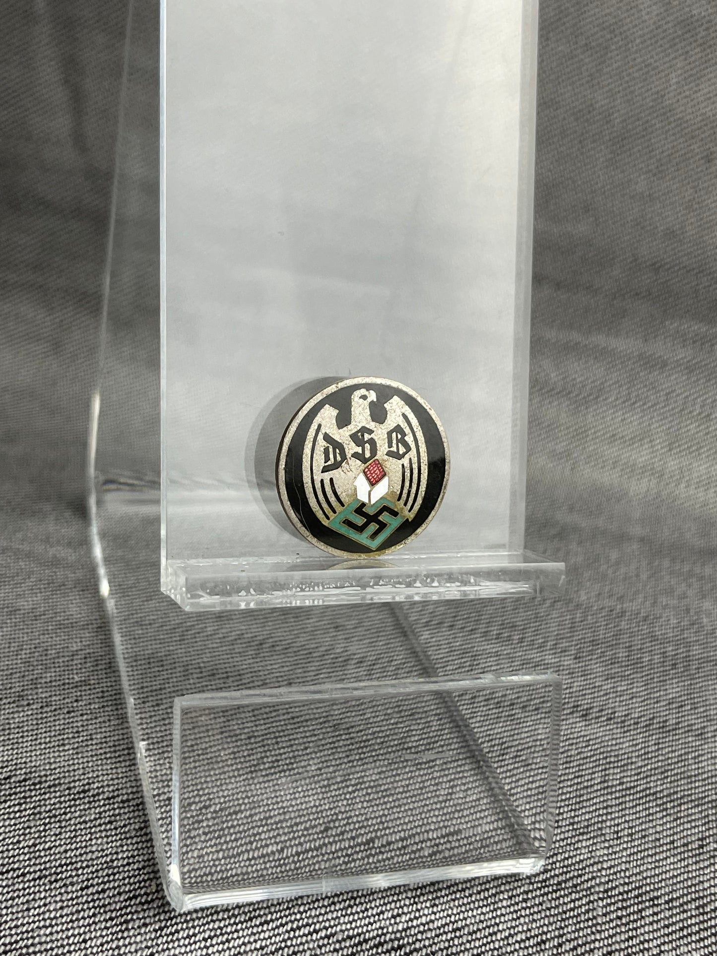 GERMAN WW2 DSB "DEUTSCHER SIEDLERBUND" MEMBERSHIP BADGE BY HERMANN AURICH, DRESDEN ‘HOME OWNERS ASSOCIATION’ MINT