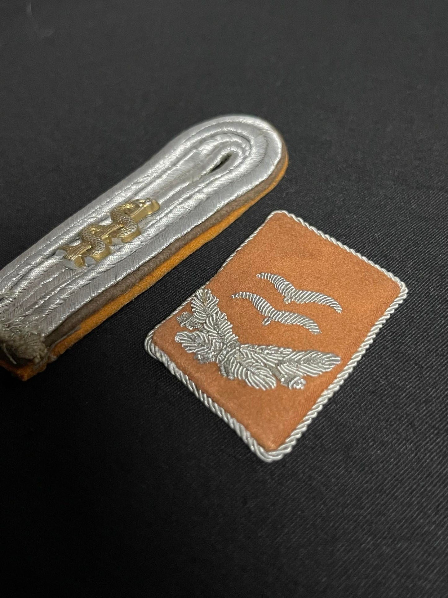 GERMAN WW2 FELDPOLIZEI LEUTNANT SINGLE SHOULDER BOARD & LUFTWAFFE SIGNALS OBERLEUTNANT COLLAR TAB
