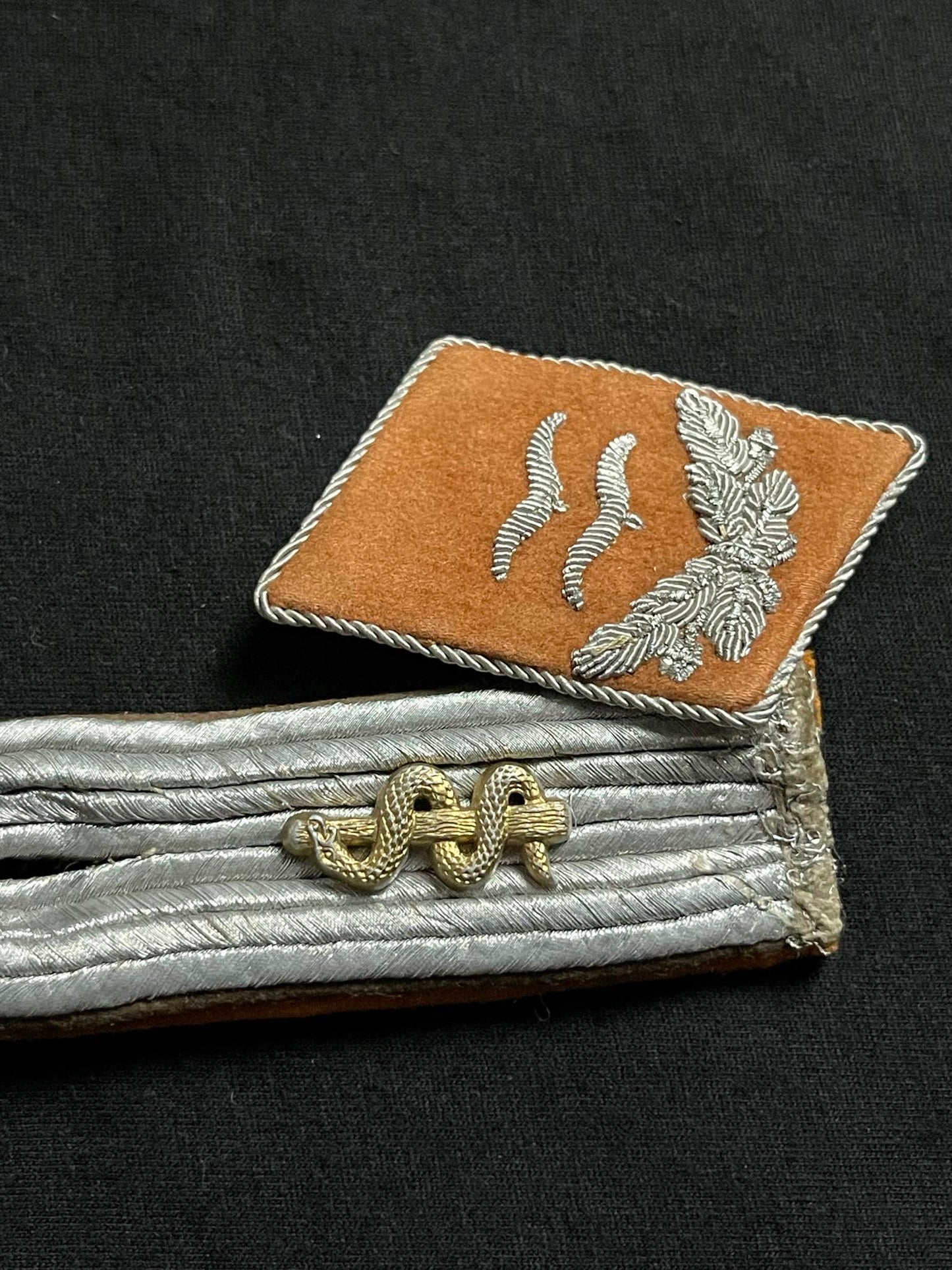 GERMAN WW2 FELDPOLIZEI LEUTNANT SINGLE SHOULDER BOARD & LUFTWAFFE SIGNALS OBERLEUTNANT COLLAR TAB