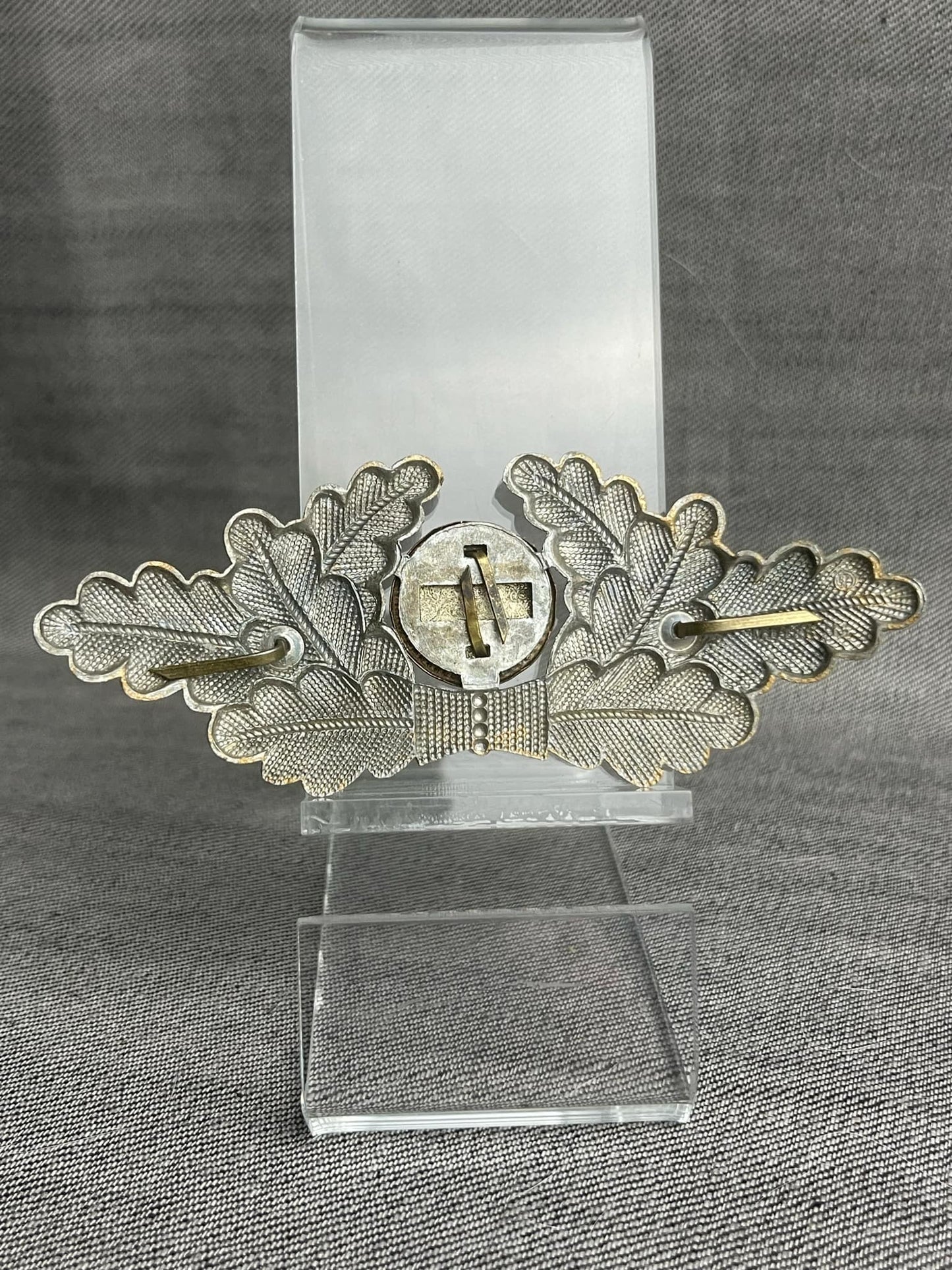 GERMAN WW2 NSDAP VISOR WREATH W/ COCKADE RZM M1/136/15 UNISSUED