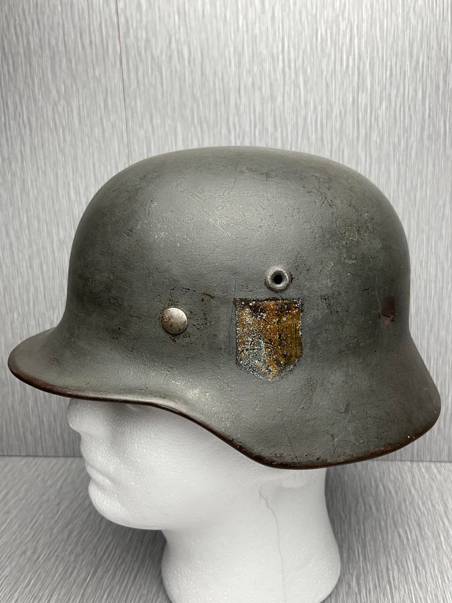 GERMAN WW2 KRIEGSMARINE M40 COMBAT HELMET SHIP GREY CAMO OVERPAINT EF64 NAMED /W BULLET DAMAGE